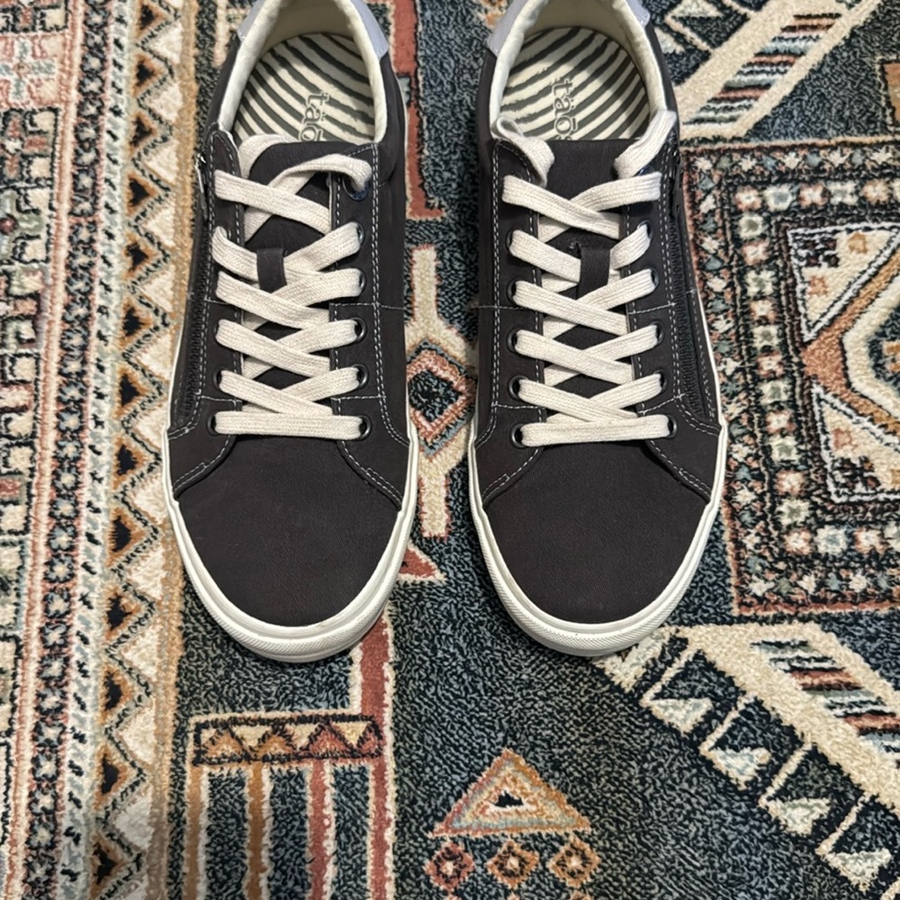 Taos Footwear Cream and Gray Sneakers